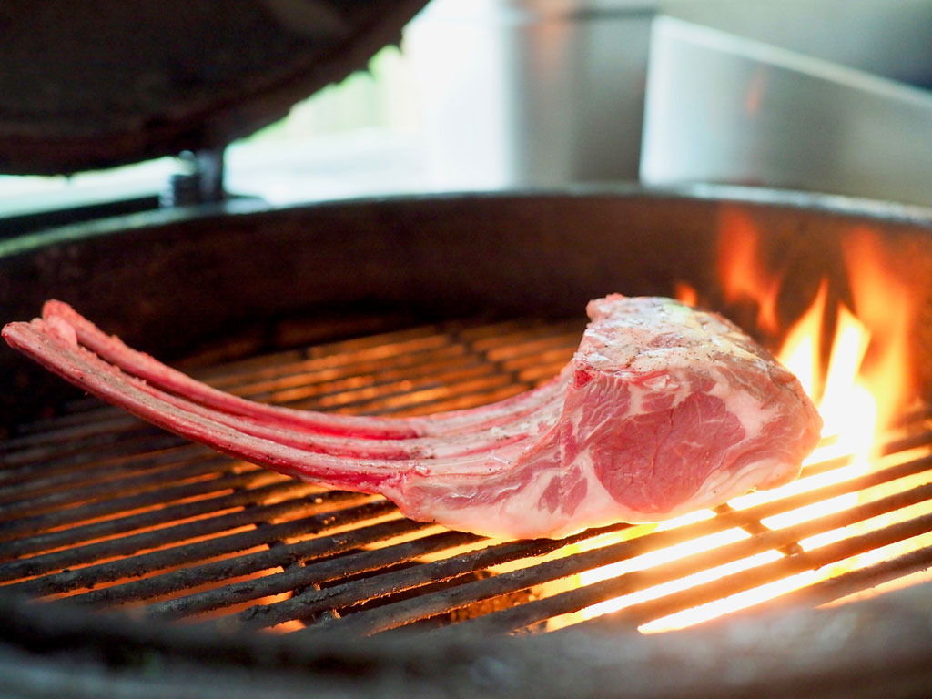 Close-up van rauw vlees op een brandende barbecue