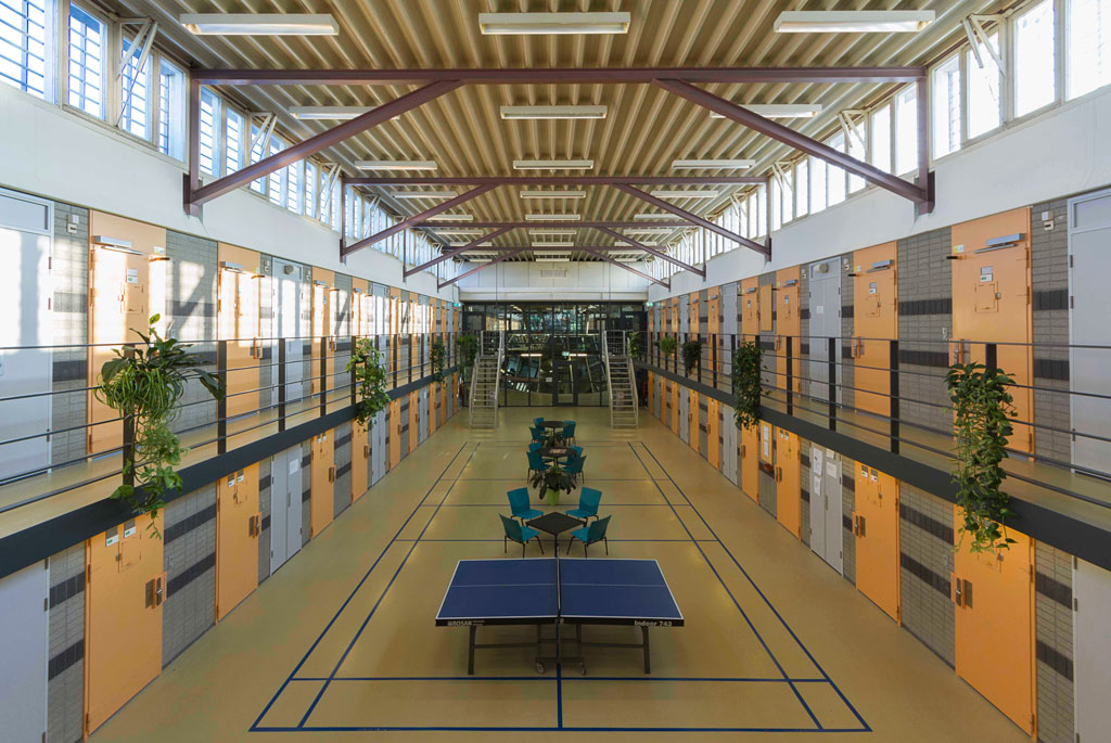 Sobere opvang voor kansarme asielzoekers in lege gevangenis Almere stap dichterbij